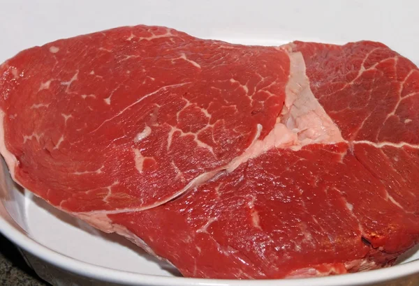 Mageres Rindfleisch in Auflaufform zum Kochen bereit — Stockfoto