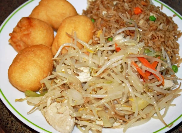 Un delizioso pasto di polpette di pollo, riso fritto e pollo Chop Suey — Foto Stock