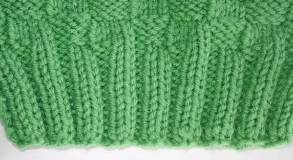 关闭针织罗纹针 针织二 针织两 针两个在一个漂亮的绿色的颜色羊毛 然后编织在一个篮子编织针 — 图库照片