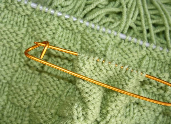 バスケット織りのパターンは セージ グリーン色のウールのニット針で編んだ 後でニットと余分なステッチをマーキングの場所にステッチ ホルダー — ストック写真