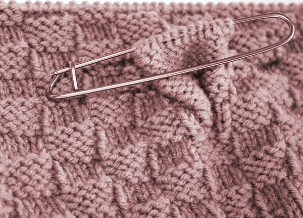 バスケット織りのパターンは ローズ色のウールで編む針のニット 後でニットと余分なステッチをマーキングの場所にステッチ ホルダー — ストック写真