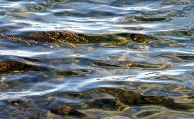 Açık göl sularının yüzeyi yumuşak dalgalanmalar