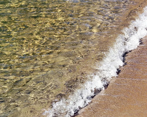 砂浜の上に転がしてソフト ウェーブ — ストック写真