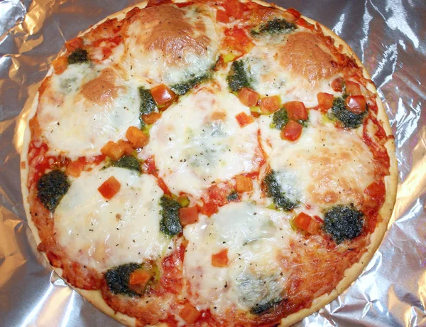 Heerlijke Vegetarische Pizza Met Gesmolten Mozzarella Kaas Koken Aluminiumfolie — Stockfoto