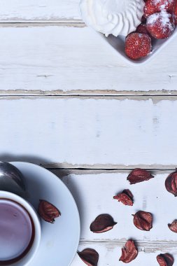 Çay ve marshmallow ile çilek