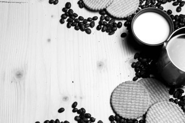 Kahve çekirdekleri ve süt ve kurabiye