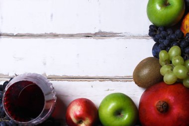 Şarap ve meyve masada.