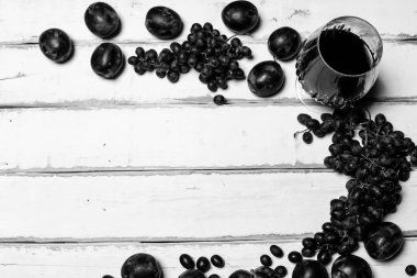 Meyve ve şarap masanın üzerine