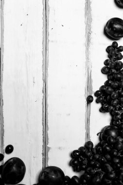 Masanın üzerinde üzüm ve Erik