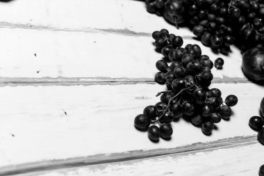 Masanın üzerinde üzüm ve Erik