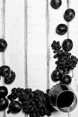 Meyve ve şarap masanın üzerine