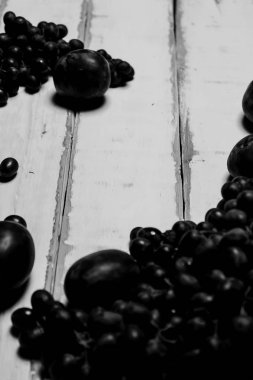 Masanın üzerinde üzüm ve Erik