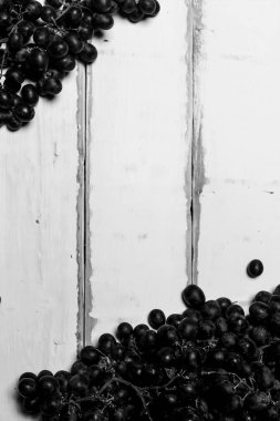 Tahta bir masanın üzerinde yatan üzüm