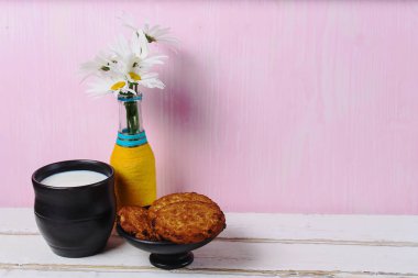 Papatya ve çerezler ile süt