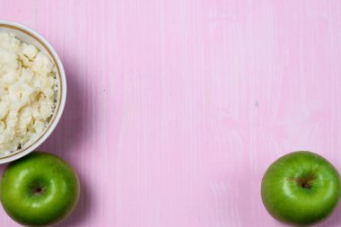 Kahvaltı için Apple ile yulaf lapası