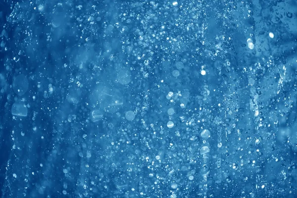 Fuente de spray azul en la noche — Foto de Stock