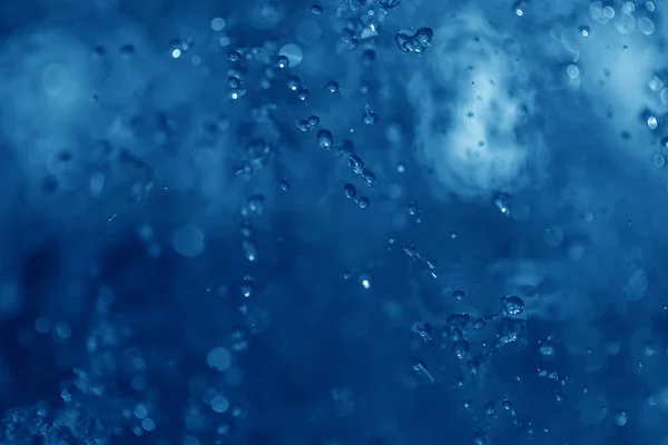 Fuente de spray azul en la noche — Foto de Stock