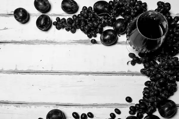 Frutta e vino in tavola — Foto Stock