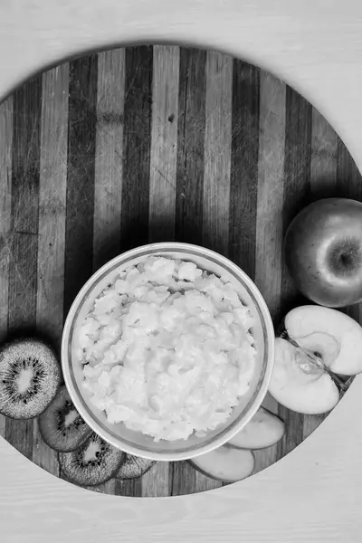 Haferbrei mit Obst auf dem Tisch — Stockfoto