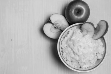 Kahvaltıda elmalı yulaf lapası