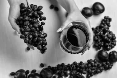 şarap, üzüm ve Erik bileşimi