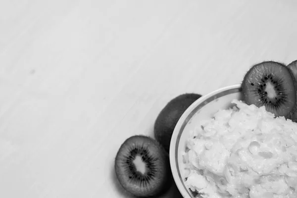 Gachas con kiwi en el desayuno —  Fotos de Stock