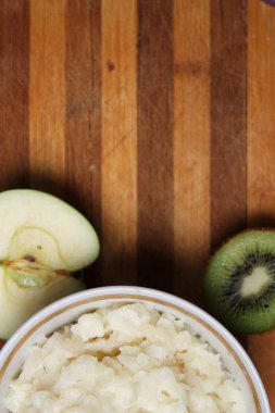 Kahvaltıda meyve püresi