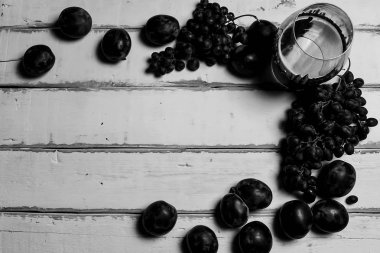 Meyve ve şarap masanın üzerine