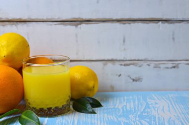 Meyve ve meyve suyu masada