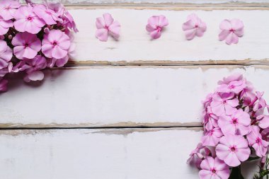 Çerçeve masanın üzerine çiçek