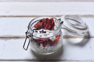 Tablo çilekli tatlı