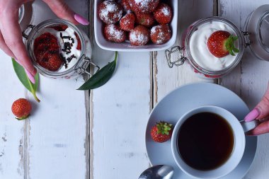 Çay ve çilekli tatlı