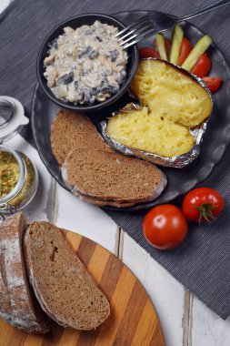 Fırında patates sebze ve mantar ile