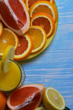 Meyve ve meyve suyu masada