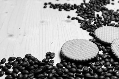 Kahve çekirdekleri ve süt ve kurabiye