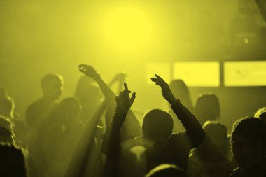 İnsan bir gece kulübünde eller