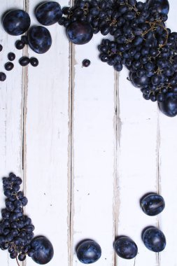 Tahta bir masada meyveler