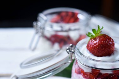 Tablo çilekli tatlı