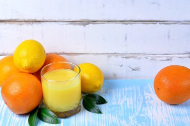 Meyve ve meyve suyu masada