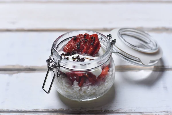 Tablo çilekli tatlı