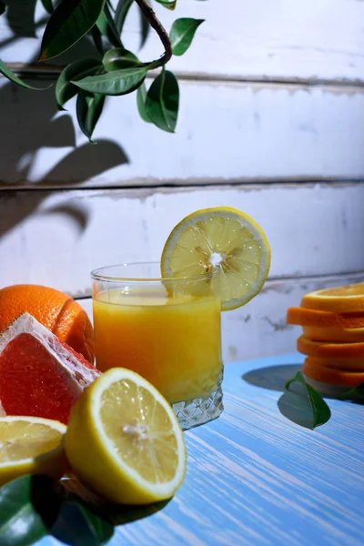 Frutta e succo sul tavolo — Foto Stock