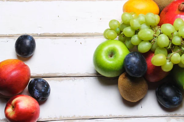 Um punhado de frutas na mesa — Fotografia de Stock