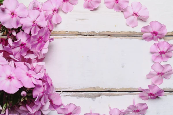 Çerçeve masanın üzerine çiçek