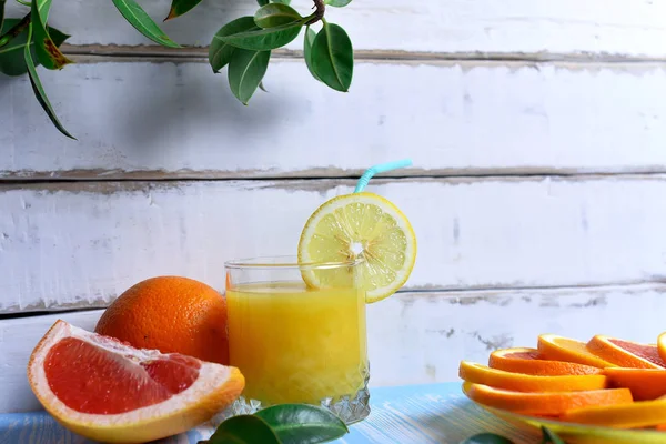 Frutas y jugos en la mesa — Foto de Stock