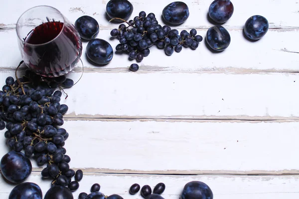 Wein und Obst auf dem Tisch — Stockfoto