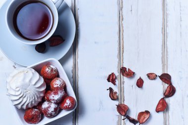 Çay ve marshmallow ile çilek