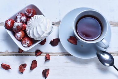 Çay ve marshmallow ile çilek