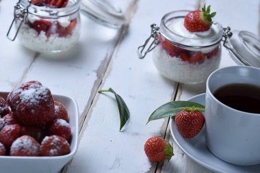 Çay ve çilekli tatlı