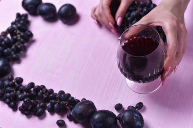 şarap, üzüm ve Erik bileşimi