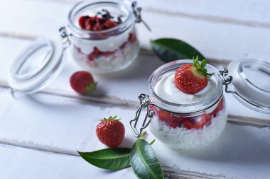 Tablo çilekli tatlı